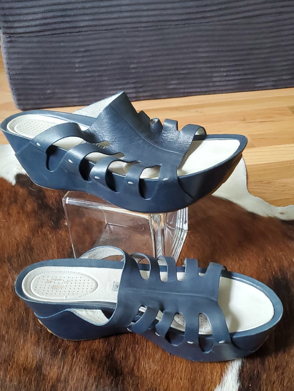 Tsubo Navy Cutout Wedge Slides